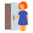 Frau-öffnet-Tür icon